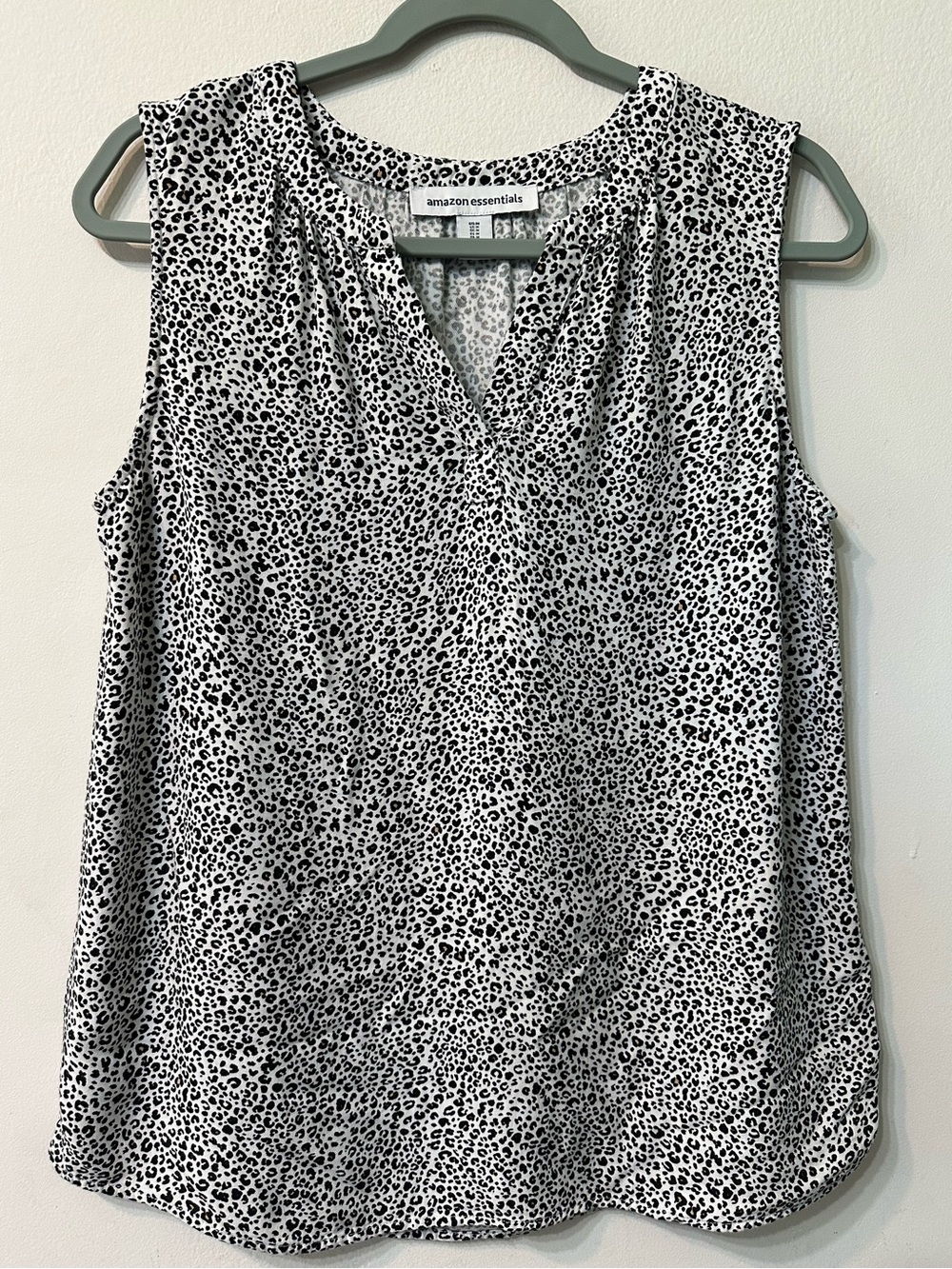 Amazon Essentials Women's Sleeveless V-Neck Cheetah Print Blouse - Size M